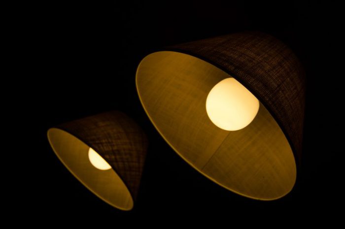 Plafony sufitowe do salonu – czy warto kupić?