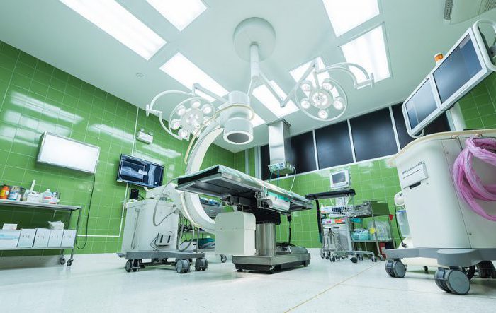 Wszczepienie protezy biodra – jak przebiega i rehabilitacja po zabiegu