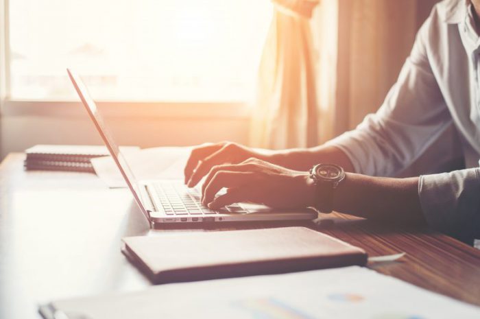 Jakie powinno wyglądać oświetlenie stanowiska komputerowego?