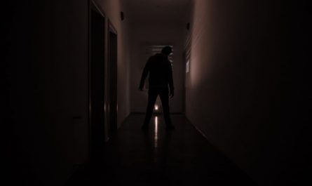 straszna postać w ciemnym korytarzu
