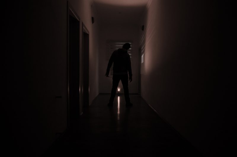 straszna postać w ciemnym korytarzu