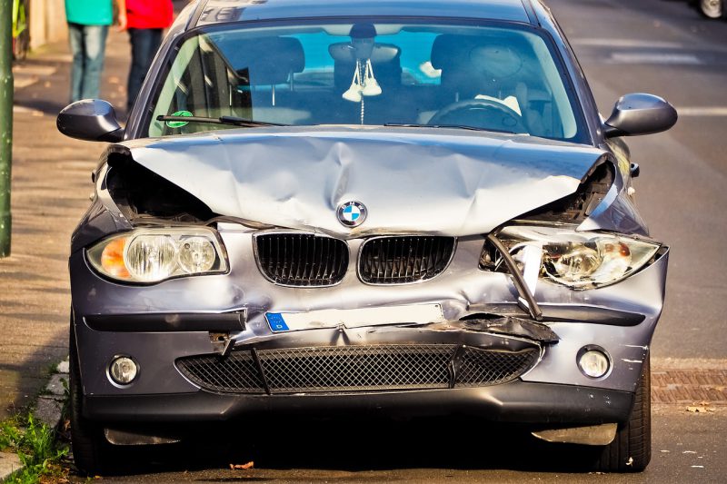 rozbity samochód marki BMW