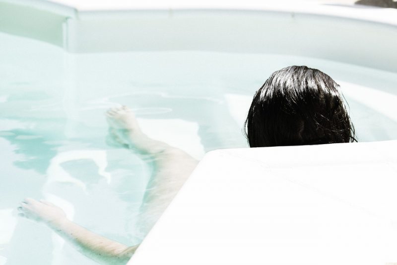 zdjęcia kobiety leżącej w wannie z hydromasażem