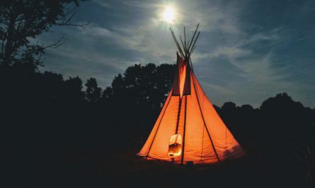 zdjęcie namiotu teepee w bezchmurną noc w lesie