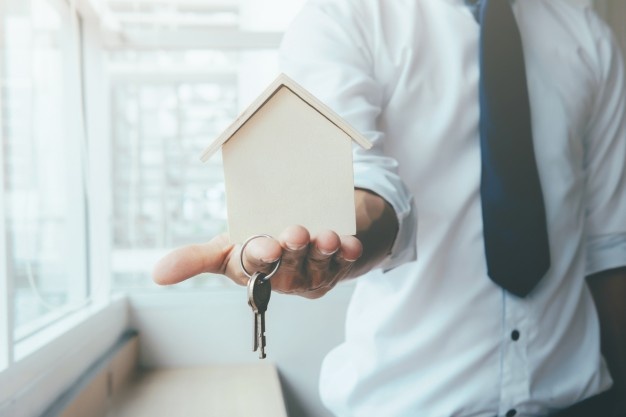agent nieruchomości przekazuje klucze do nowego domu