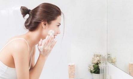 kobieta myje twarz wacikiem