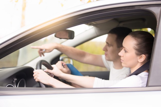 kobieta prowadzi samochod w trakcie egzaminu na prawo jazdy