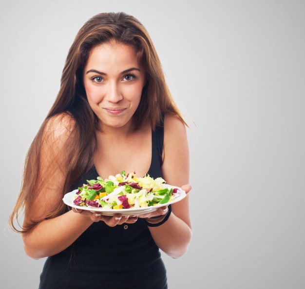 kobieta trzyma salatke