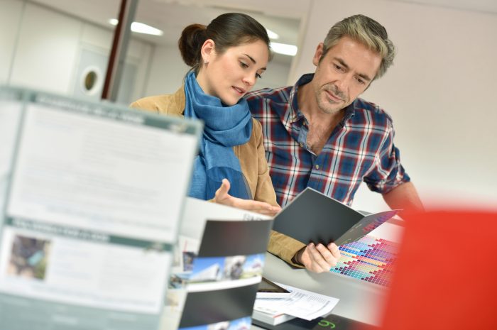 Drukarnia internetowa czy stacjonarna? Którą opcję wybrać i w jakiej sytuacji?