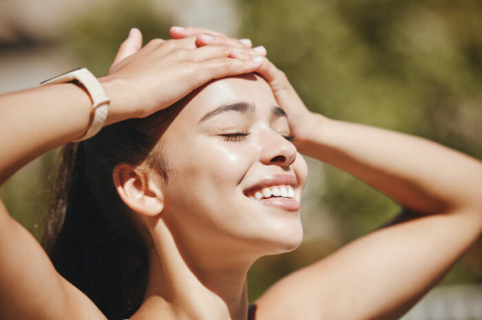 Ochrona przeciwsłoneczna twarzy: na jakie kosmetyki postawić?
