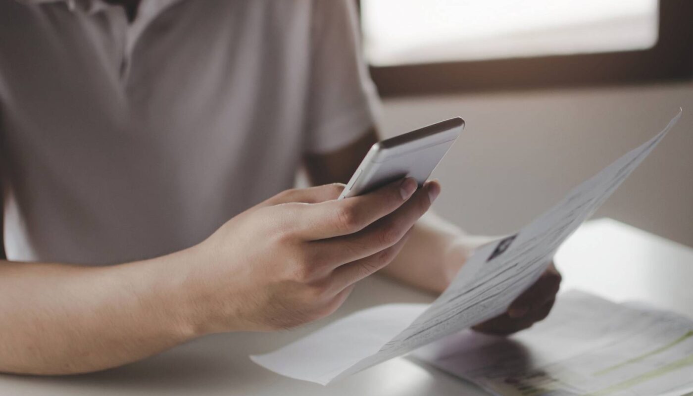 Mężczyzna przegląda raport z billingu telefonicznego