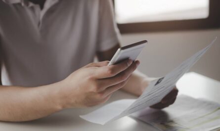 Mężczyzna przegląda raport z billingu telefonicznego