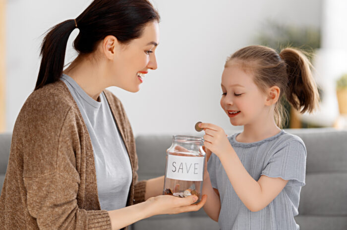 Jak nauczyć dziecko oszczędzania – praktyczne porady dla rodziców