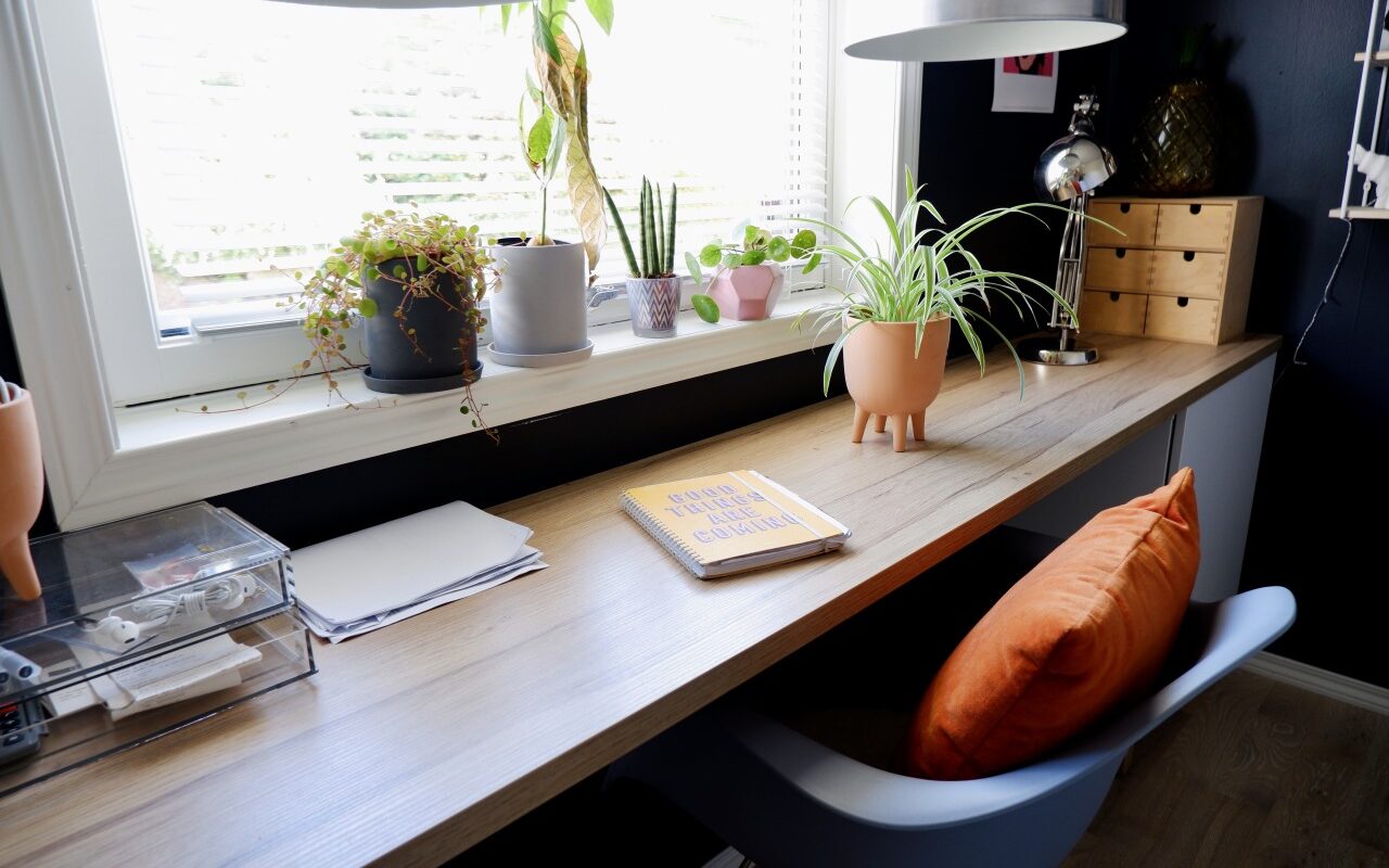 Jak stworzyć funkcjonalną przestrzeń do pracy w małym mieszkaniu