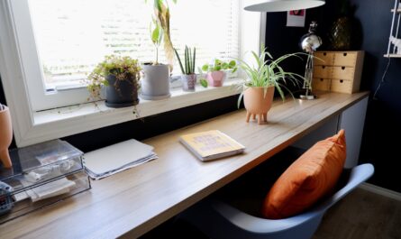 Jak stworzyć funkcjonalną przestrzeń do pracy w małym mieszkaniu