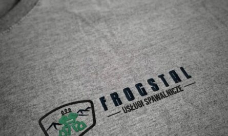 Jak wybrać koszulki z logo firmy? Kompletny poradnik dla przedsiębiorców