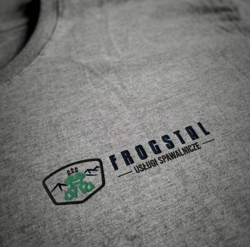 Jak wybrać koszulki z logo firmy? Kompletny poradnik dla przedsiębiorców